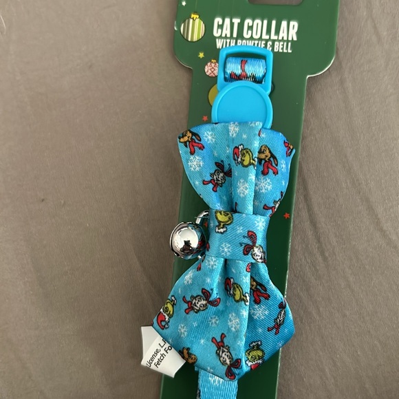 Fetch For Pets The Grinch Snow Day Friends Bow Tie Cat Collar - Picture 2 of 4